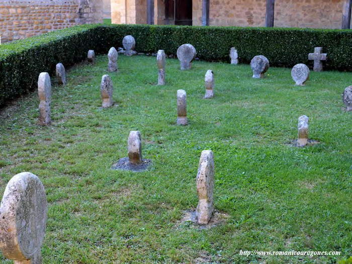 CAMPO DE ESTELAS AL SUR DEL TEMPLO